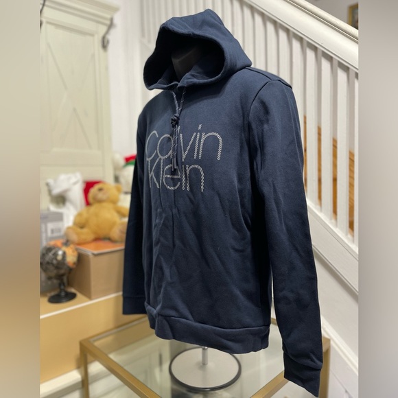 NWOT Men’s Size Small Calvin Klein Drawstring Hoodie With Reflective Logo Navy - Picture 2 of 10